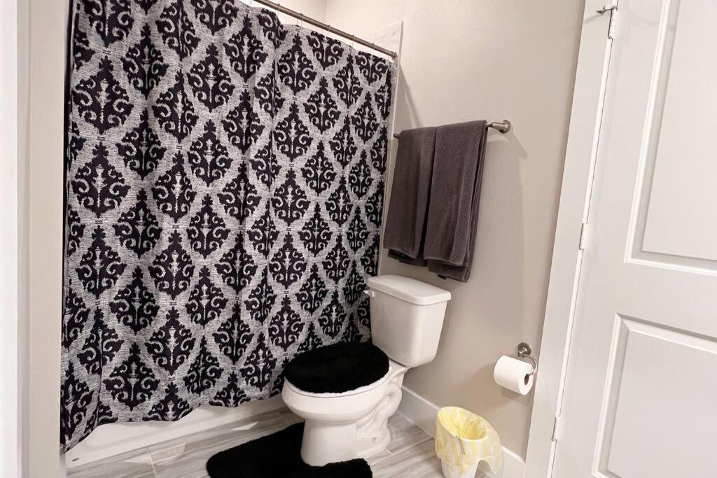 Welcome To Our Spacious 2-Bedroom 2-Bathroom Located In The City Of Houston, Texas! エクステリア 写真